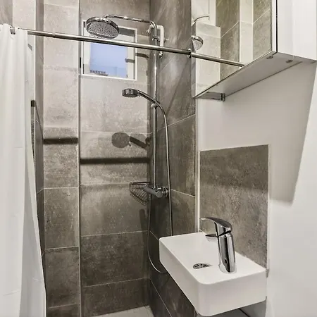 Appartement Charming 10 Min From Pere-lachaise Parijs